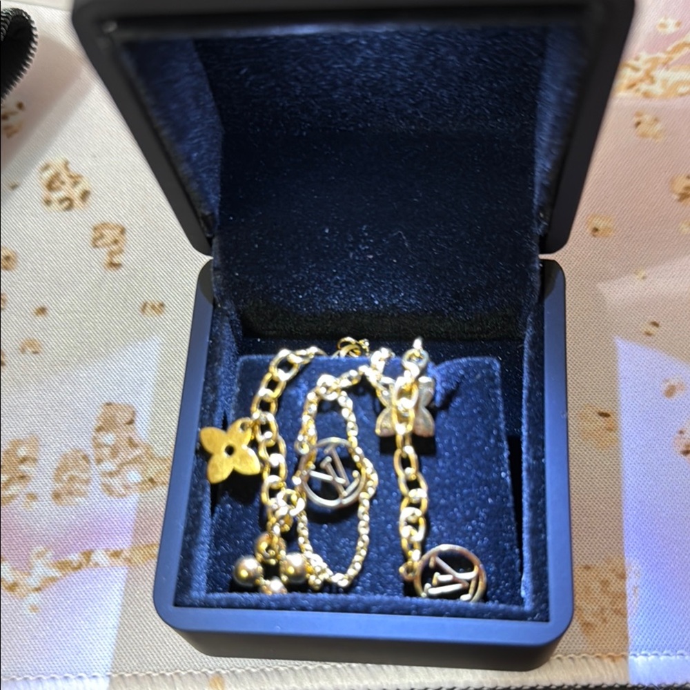 LV High Fashion Elegant Gold Charm Bracelet